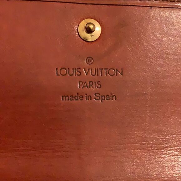 Authentic Louis Vuitton long epi wallet unisex - Picture 2 of 16